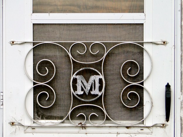 Love the "M" on the screen door